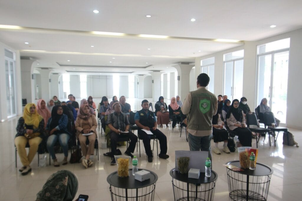 zakat pt agrinesia raya2 dompet dhuafa Suasana saat pemaparan materi pada pelatihan digital marketing berbasis Tik Tok bagi UMKM di Zona Madina Bogor, Jumat (25/10/2024).