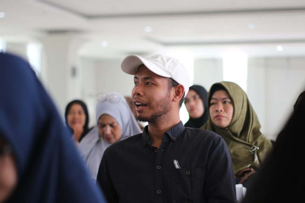 zakat pt agrinesia raya3 dompet dhuafa Salah satu peserta antusias mengikuti pelatihan digital marketing berbasis Tik Tok bagi UMKM di Zona Madina Bogor, Jumat (25/10/2024).