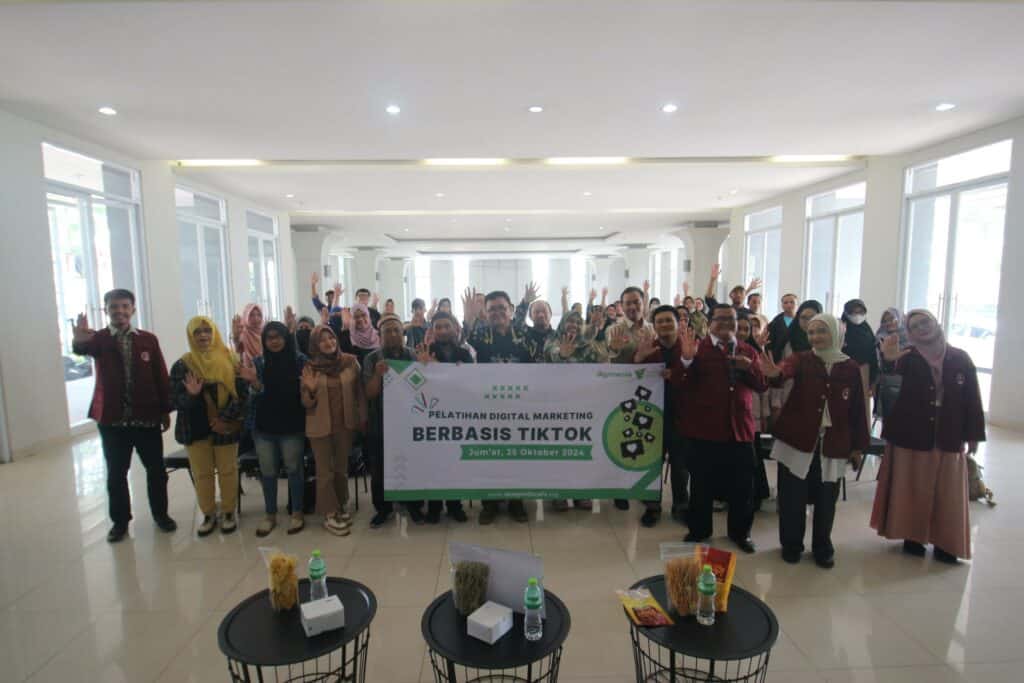 zakat pt agrinesia raya5 dompet dhuafa Pelaku UMKM mengikuti pelatihan digital marketing berbasis Tik Tok di Zona Madina Bogor, Jumat (25/10/2024).