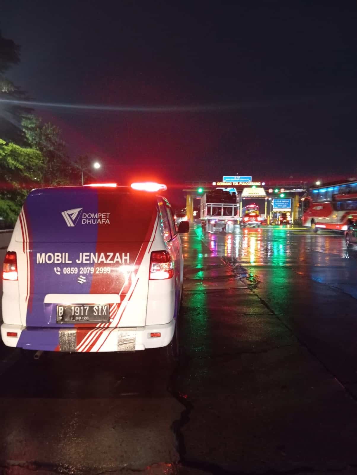 ambulans barzah untuk kecelakaan beruntun tol cipularang1 dompet dhuafa Ambulans BARZAH Dompet Dhuafa menuju lokasi kecelakaan beruntun untuk mengevakuasi para korban.