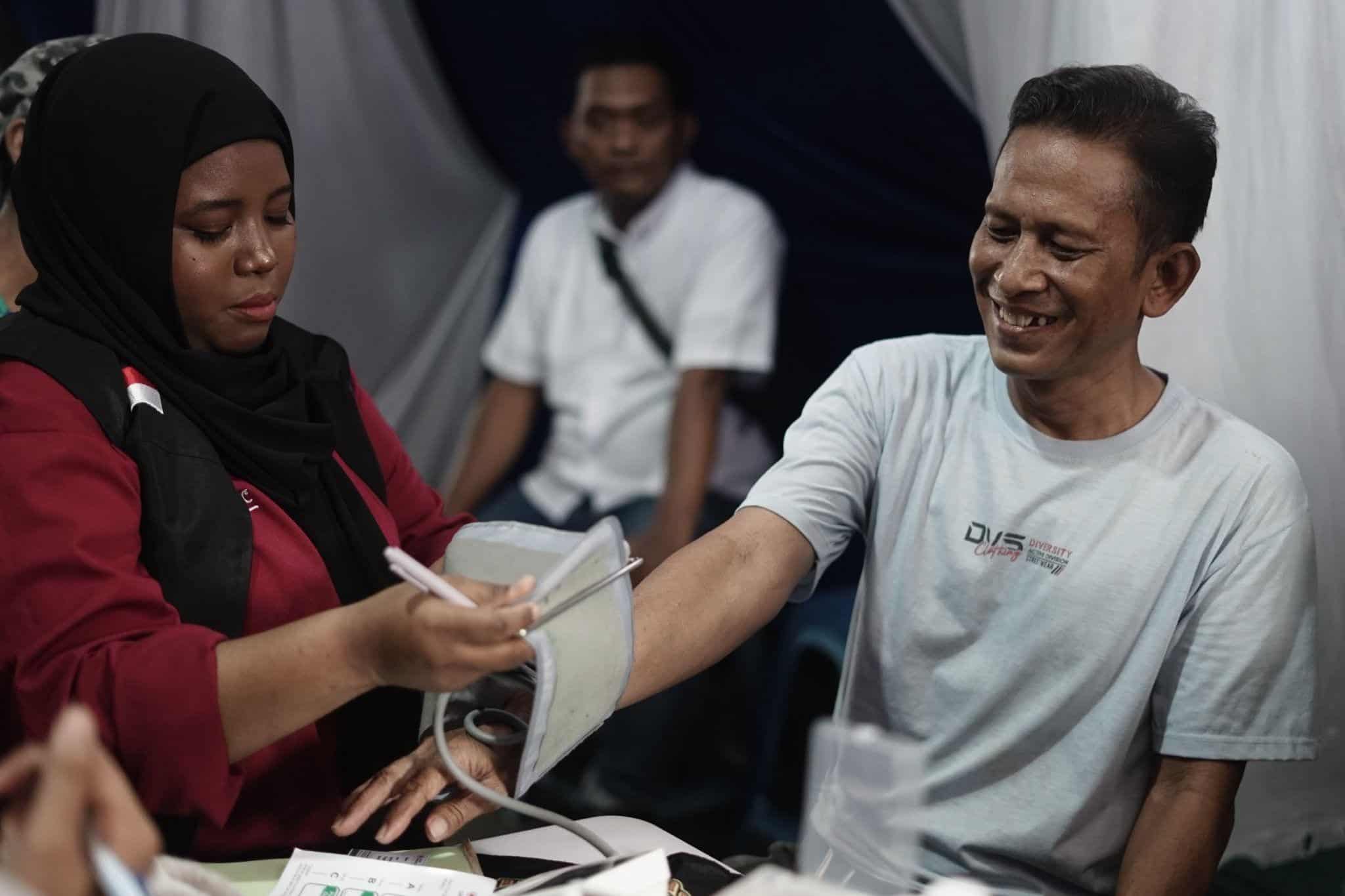 layanan kesehatan gratis10 dompet dhuafa Antusias warga Jati Bunder saat melakukan cek kesehatan gratis.