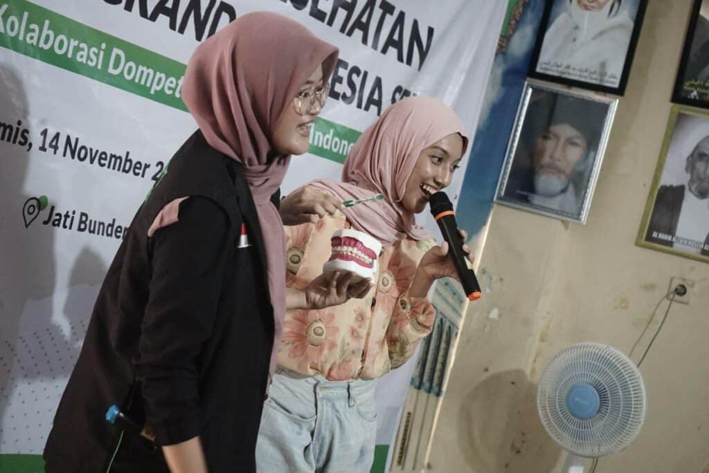 layanan kesehatan gratis3 dompet dhuafa Sosialisasi pola hidup sehat terutama bagaimana merawat kesehatan gigi dan mulut oleh tim Layanan Kesehatan Cuma-Cuma (LKC) Dompet Dhuafa.