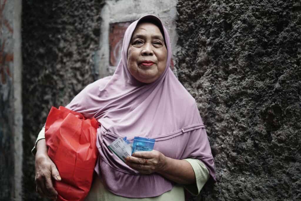 layanan kesehatan gratis4 dompet dhuafa Hani Umar (59) salah satu penerima manfaat Grand Indonesia Sehat merasa senang karena cek kesehatan bisa dilakukan dekat dengan rumahnya, ia pun dapat membawa pulang obat secara gratis.