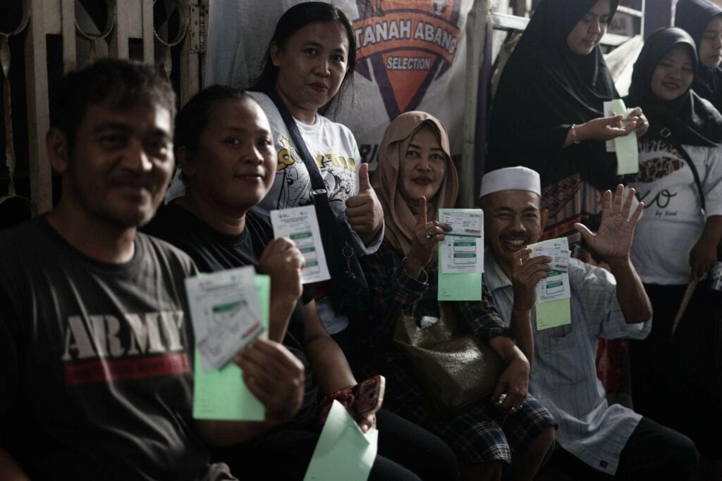 layanan kesehatan gratis5 dompet dhuafa Warga Jati Bunder, Kebon Kacang, Jakarta Pusat mengantre dengan tertib dan antuasias untuk mengikuti layanan kesehatan gratis kolaborasi Grand Indonesia dan Dompet Dhuafa.saat mengantre untuk konsultasi kepada dokter secara gratis.