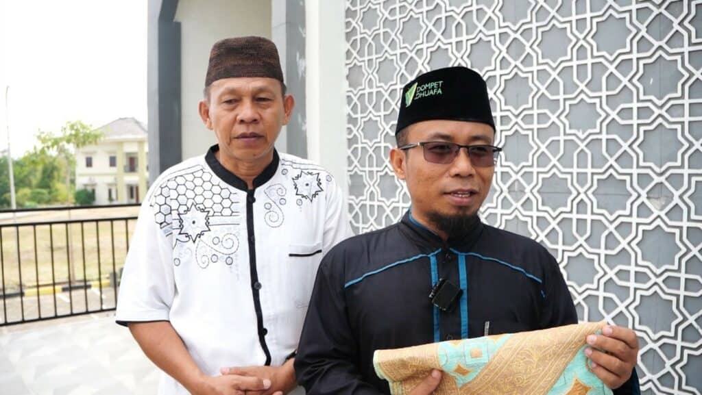 penyaluran alat ibadah by bions2 dompet dhuafa Perwakilan DKM Masjid Al Majid Lampung Utara, Ust. Muhsinin (kanan) menerima penyaluran sajadah BNI Sekuritas yang akan dibagikan ke para jemaah masjid pada Kamis, 10 Oktober 2024.