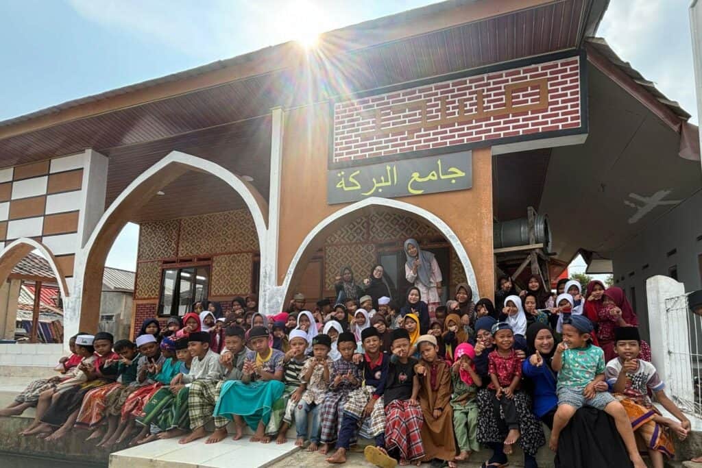 penyaluran alat ibadah by bions3 dompet dhuafa Jemaah Masjid Al-Barakah Kp. Ranca Picung, Cianjur menyambut baik kehadiran bantuan alat ibadah baru.