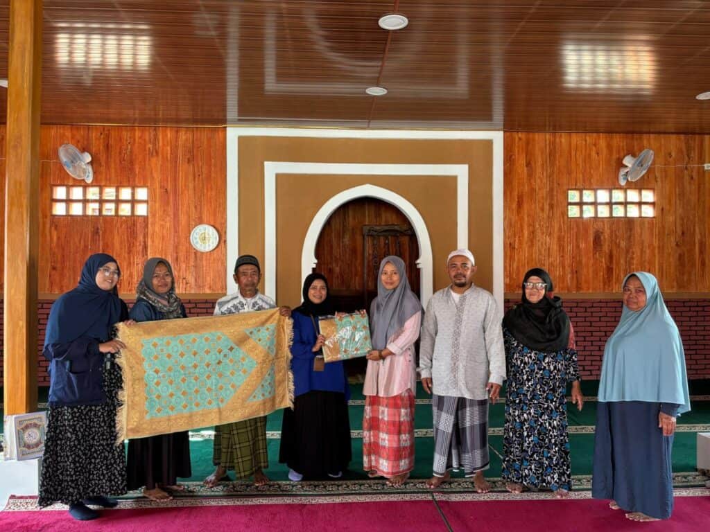 penyaluran alat ibadah by bions4 dompet dhuafa Simbolis penyaluran bantuan sajadah yang diberikan oleh BIONS by BNI Sekuritas dan Tim Dompet Dhuafa, diterima langsung oleh Ustazah Nina dari perwakilan Masjid Al-Barakah, Cianjur.