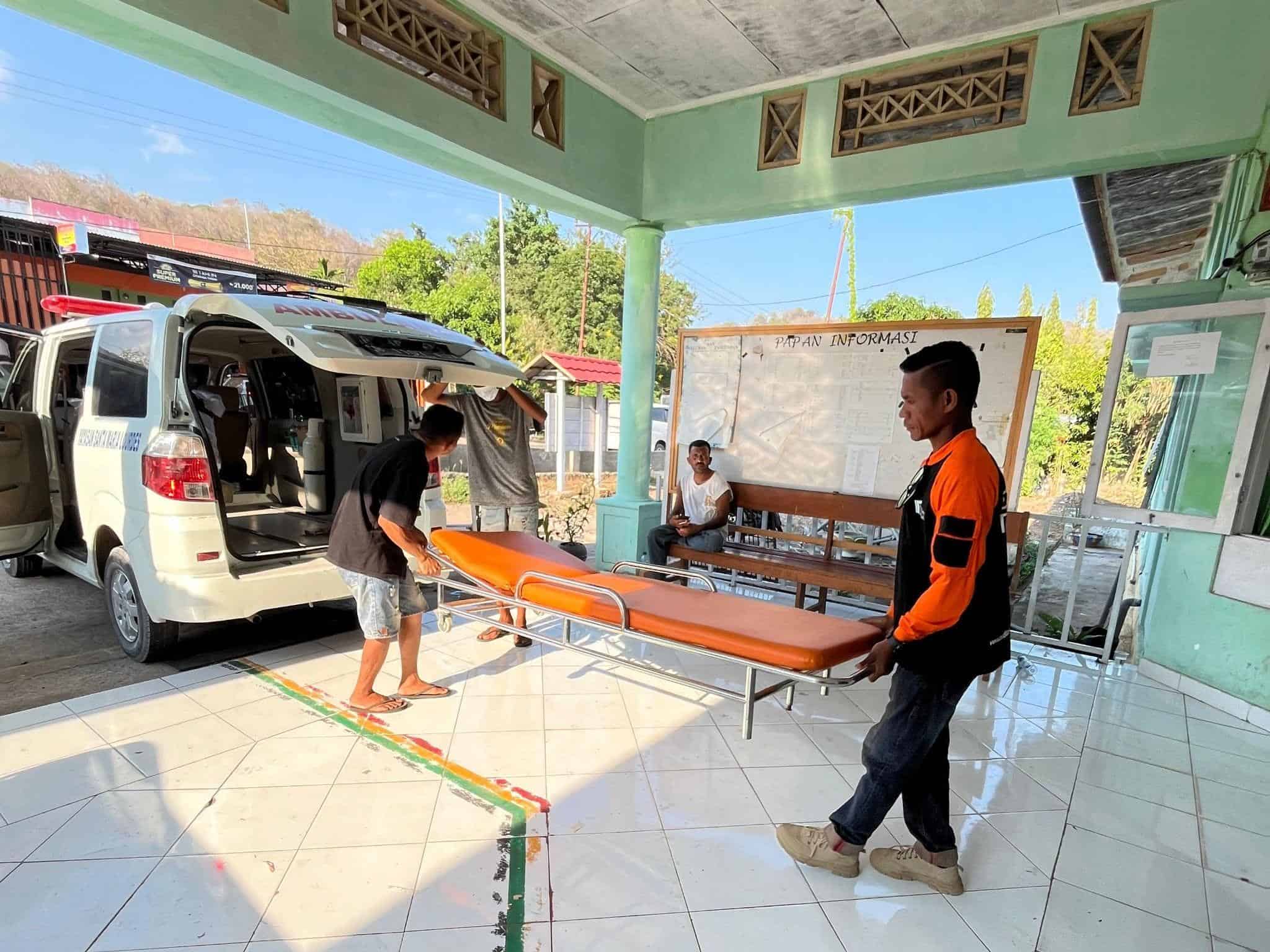 respons gunung lewotobi1 dompet dhuafa Relawan DMC di NTT evakuasi korban erupsi Gunung Lewotobi Laki-laki, Senin (04/11/2024).