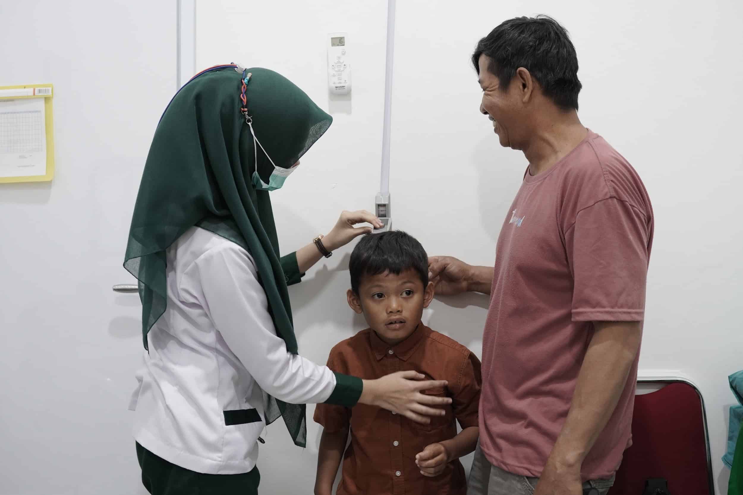 wakaf poliklinik1 dompet dhuafa Pemeriksanaan kesehatan anak di RS AKA Medika Sribhawono.