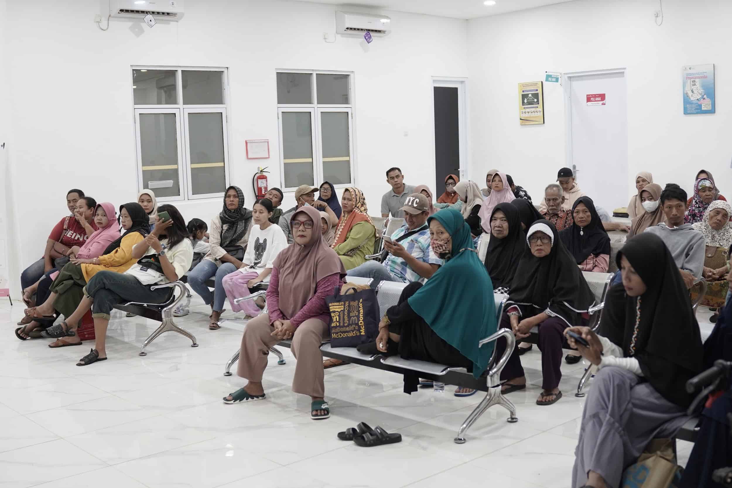 wakaf poliklinik2 dompet dhuafa Kondisi Poliklinik yang ramai dengan pasien yang menunggu pelayanan kesehatan di rumah sakit wakaf, RS AKA Medika Sribhawono.