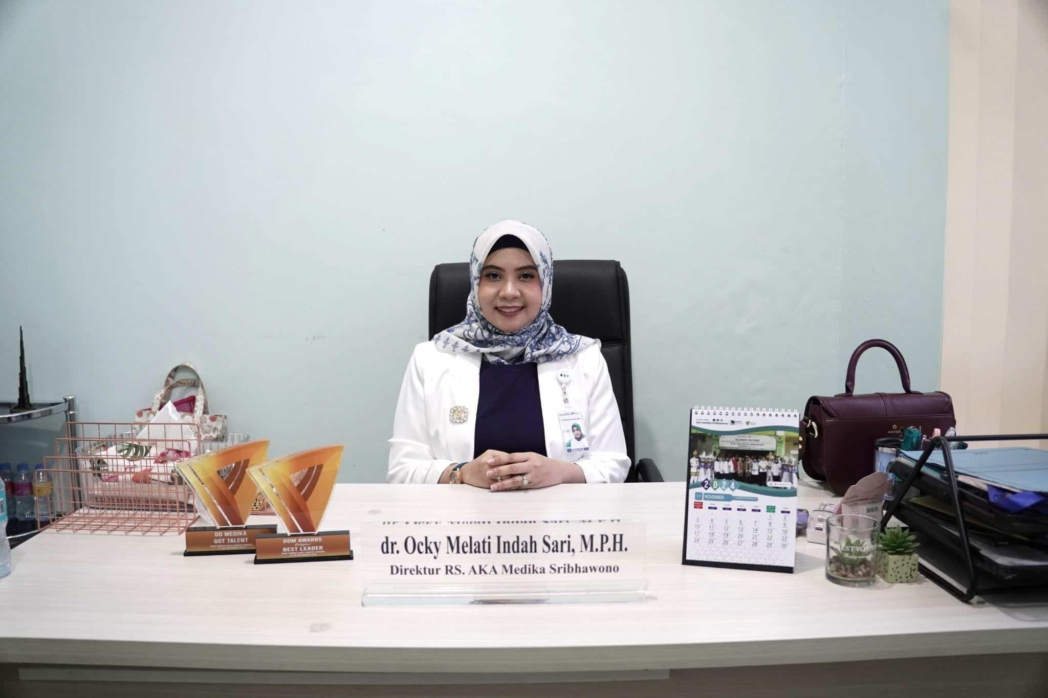 wakaf poliklinik4 dompet dhuafa dr. Ocky Melati Indah Sari saat memberikan penjelasan terkait progress pembangunan Poliklinik RS AKA Medika Sribhawono.