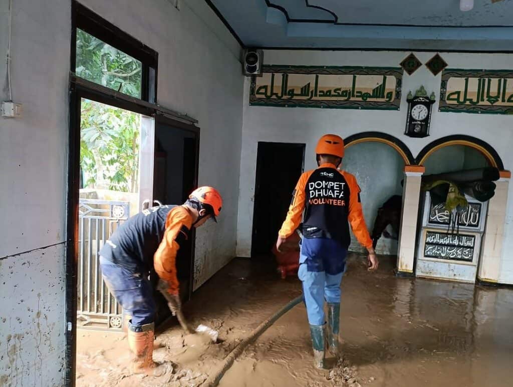 banjirsukabumi3e17345823056361024x773 dompet dhuafa