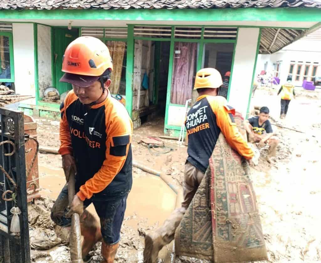 banjirsukabumi4e17345827292491024x840 dompet dhuafa