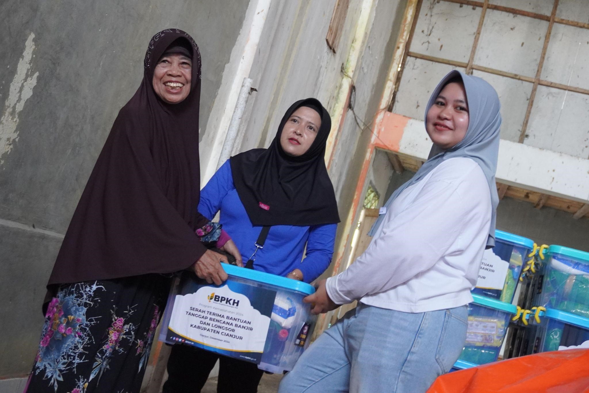 bantuan banjir longsor dan pergeseran tanah di cianjur1 dompet dhuafa Serah terima bantuan paket sembako dari BPKH RI dan Dompet Dhuafa bagi penyintas banjir, longsor, dan pergeseran tanah di Cianjur pada Selasa (24/12/2024).