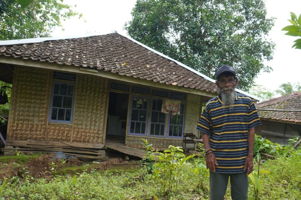 bantuan banjir longsor dan pergeseran tanah di cianjur10 dompet dhuafa Ayah Martini, Anjun Basuni tinggal di belakang rumah anaknya. Rumahnya pun rusak akibat bencana banjir dan longsor Cianjur.