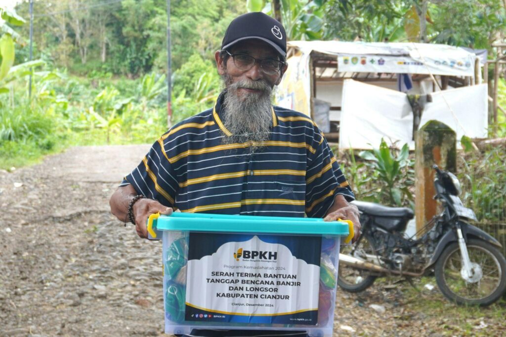 bantuan banjir longsor dan pergeseran tanah di cianjur11 dompet dhuafa Senyum lepas Anjun Basuni setelah menerima bantuan sembako dari BPKH RI dan Dompet Dhuafa pada Selasa (24/12/2024) di Kantor Desa Sukaraja.
