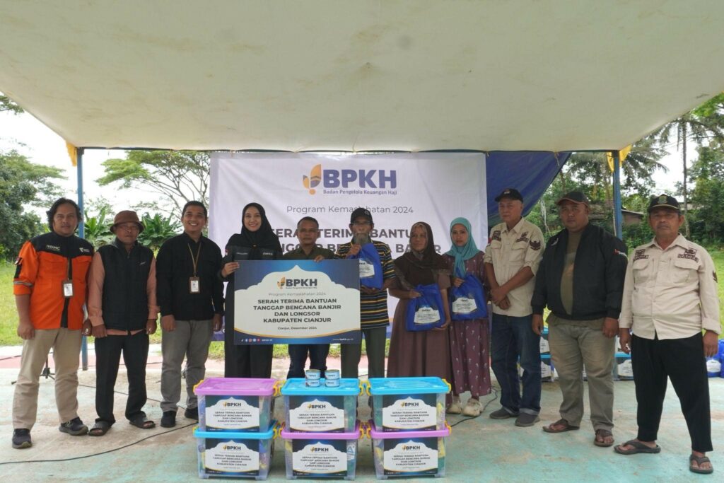 bantuan banjir longsor dan pergeseran tanah di cianjur12 dompet dhuafa Serah terima bantuan paket sembako dari BPKH RI dan Dompet Dhuafa bagi penyintas banjir, longsor, dan pergeseran tanah di Cianjur pada Selasa (24/12/2024).