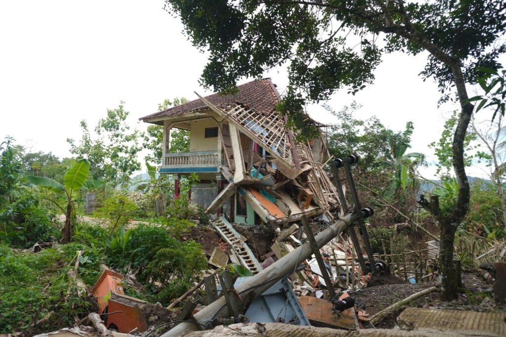 bantuan banjir longsor dan pergeseran tanah di cianjur2 dompet dhuafa Salah satu rumah terdampak bencana longsor di Kecamatan Kadupandak, Cianjur, Jawa Barat. Pergeseran tanah pertama kali terjadi pada Rabu, 04 Desember 2024.