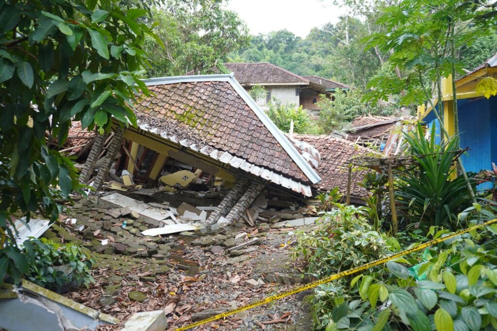 bantuan banjir longsor dan pergeseran tanah di cianjur3 dompet dhuafa Salah satu rumah terdampak bencana banjir dan longsor Cianjur di Kecamatan Kadupandak, Cianjur.