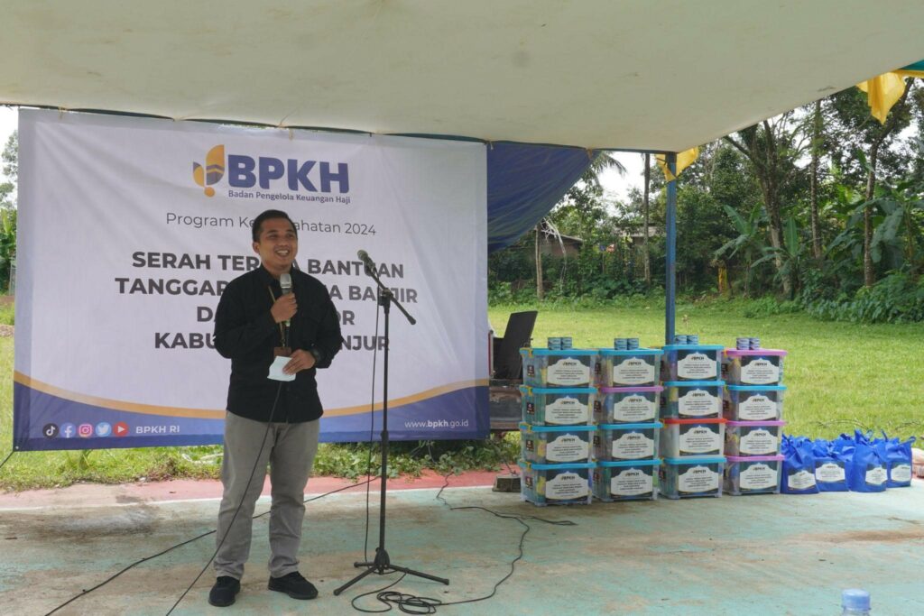 bantuan banjir longsor dan pergeseran tanah di cianjur4 dompet dhuafa Ahmad Faqih Syarafaddin selaku General Manager Penghimpunan ZIS Dompet Dhuafa memberikan dukungan moral kepada para warga setempat melalui sambutannya pada Selasa (24/12/2024).