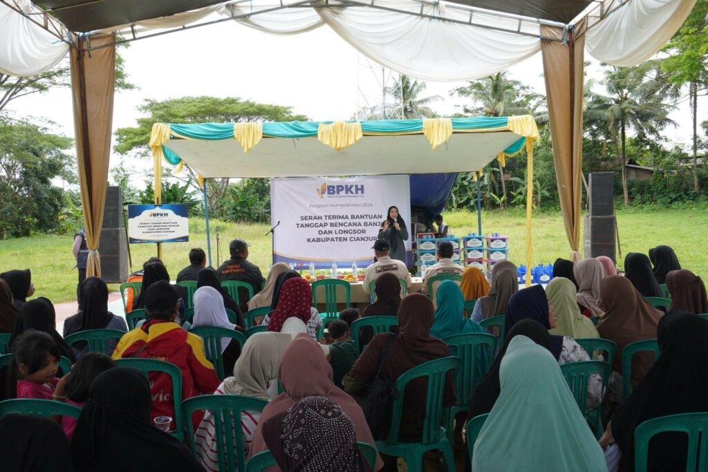 bantuan banjir longsor dan pergeseran tanah di cianjur5 dompet dhuafa Mewakili BPKH RI, Indriayu Afriana selaku Kepala Divisi Program Strategis dan Pelaksana Mandiri Kemaslahatan BPKH RI memberikan dukungan dalam bentuk moral dan materi kepada para warga terdampak bencana.