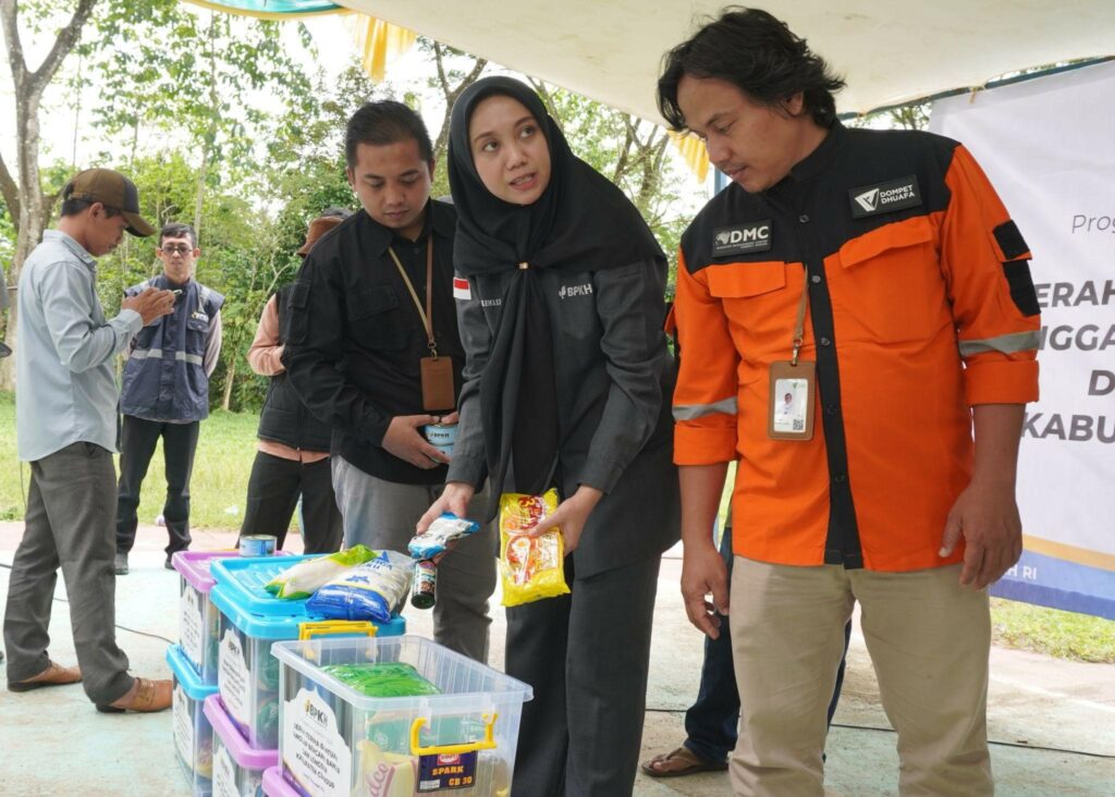bantuan banjir longsor dan pergeseran tanah di cianjur6 dompet dhuafa Dari Kanan: Shofa Kudus (Kepala DMC Dompet Dhuafa), Indriayu Afriana (BPKH RI) dan Ahmad Faqih (Dompet Dhuafa) memastikan bahan bantuan masih terjaga kualitasnya dan terdistribusikan dengan tepat sasaran.