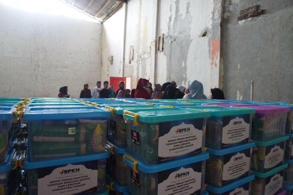 bantuan banjir longsor dan pergeseran tanah di cianjur8 dompet dhuafa Para warga mengantri untuk menerima paket bantuan di Gudang di Kantor Desa Sukaraja, Kadupandak, Cianjur, Jawa Barat.
