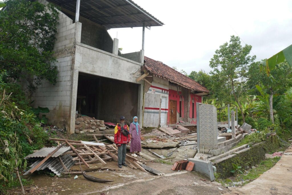 bantuan banjir longsor dan pergeseran tanah di cianjur9 dompet dhuafa Martini bersama ayahnya, menengok kembali rumah dan warungnya yang tak bisa dihuni lagi akibat bencana banjir dan longsor yang menimpa wilayah Cianjur dan Sukabumi sejak 04 Desember 2024.