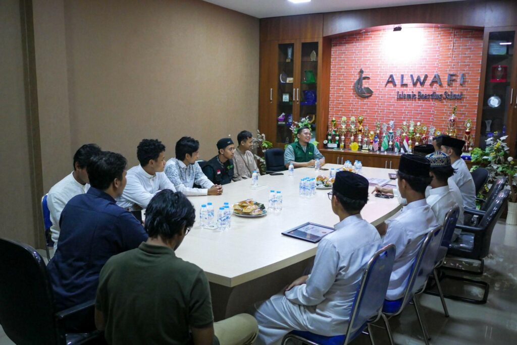 bantuan dari pesantren al wafi4 dompet dhuafa Serah terima donasi bantuan untuk warga terdampak bencana erupsi Gunung Lewotobi Laki-Laki dari Pesantren Al Wafi International Islamic Boarding School (IIBS) yang bekerja sama dengan Dompet Dhuafa pada Jumat (13/12/2024).