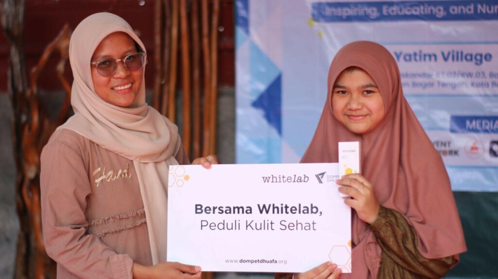 berbagi sunscreen whitelab4 dompet dhuafa Selain kepada para pelajar Smart Ekselensia Indonesia, pendistribusian ini juga menyasar anak-anak yatim yang berada di bawah naungan Yatim Village, Bogor, Sabtu (19/10/2024).