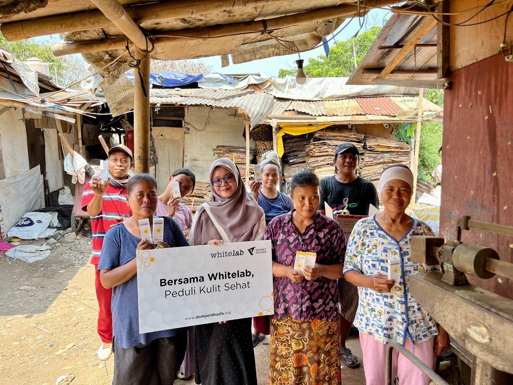 berbagi sunscreen whitelab6 dompet dhuafa Sebanyak 5.000 Whitelab UV Shield Tank Sunscreen Gel SPF 50++ PA++++ didistribusikan kepada masyarakat di berbagai wilayah, mulai dari Jakarta, Depok, Kota Bogor, Kabupaten Bogor, Tangerang Selatan, hingga Sukabumi, Kamis (16/10/2024).