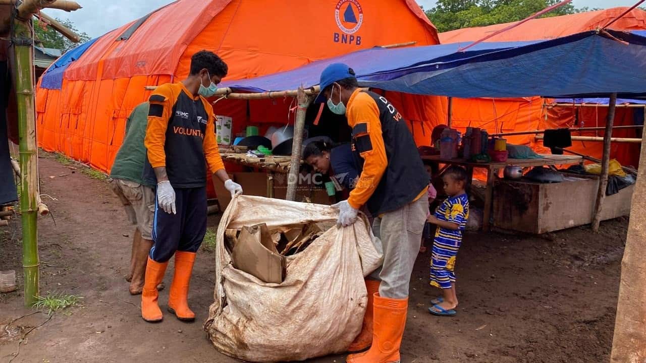 bersih sampah di pengungsian gunung lewotobi lakilaki1 dompet dhuafa Tim DMC Dompet Dhuafa sedang mengumpulkan sampah-sampah yang berserakan di sekitar pengungsian Erupsi Gunung Lewotobi Laki-Laki, Selasa (10/12/2024).