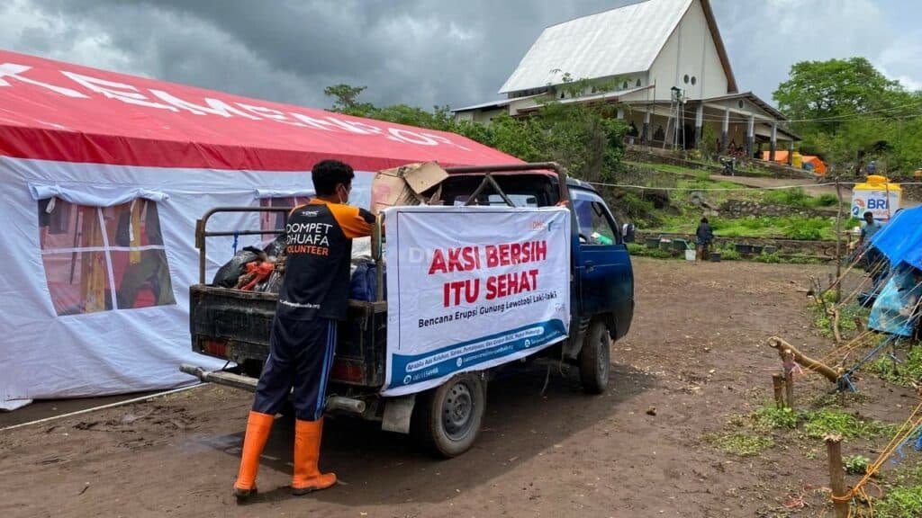bersih sampah di pengungsian gunung lewotobi lakilaki3 dompet dhuafa Tim DMC Dompet Dhuafa sedang mengumpulkan sampah-sampah yang berserakan di sekitar pengungsian Erupsi Gunung Lewotobi Laki-Laki, Selasa (10/12/2024).