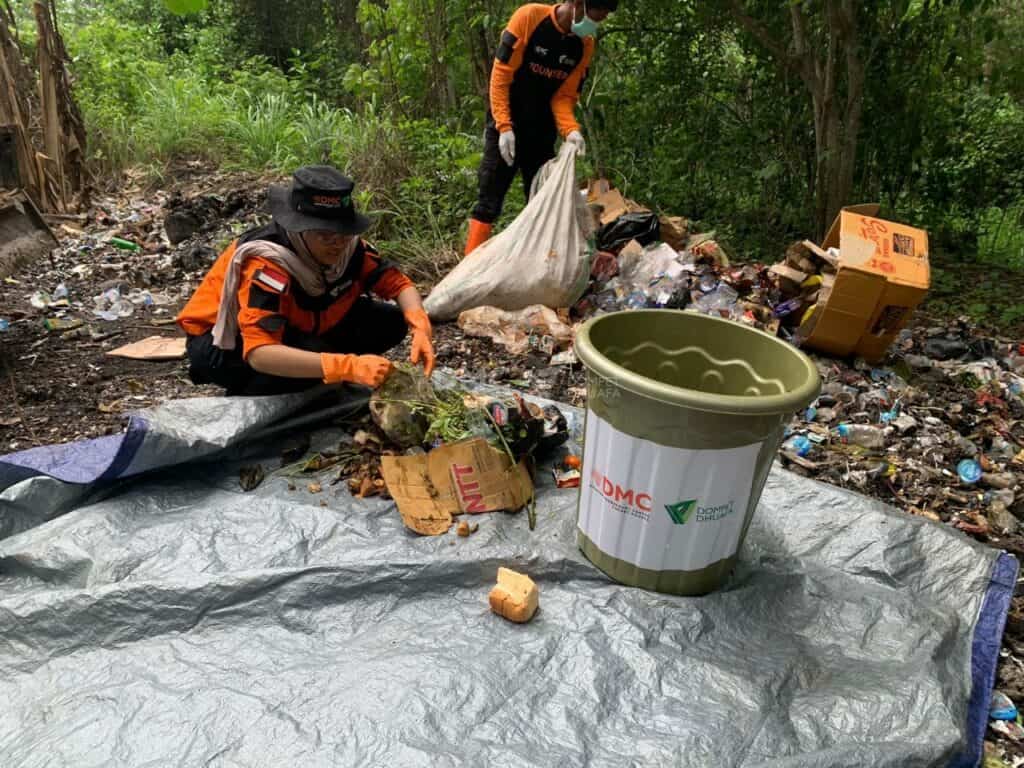 bersih sampah di pengungsian gunung lewotobi lakilaki4 dompet dhuafa Tim DMC Dompet Dhuafa sedang mengumpulkan sampah-sampah yang berserakan di sekitar pengungsian Erupsi Gunung Lewotobi Laki-Laki, Selasa (10/12/2024).
