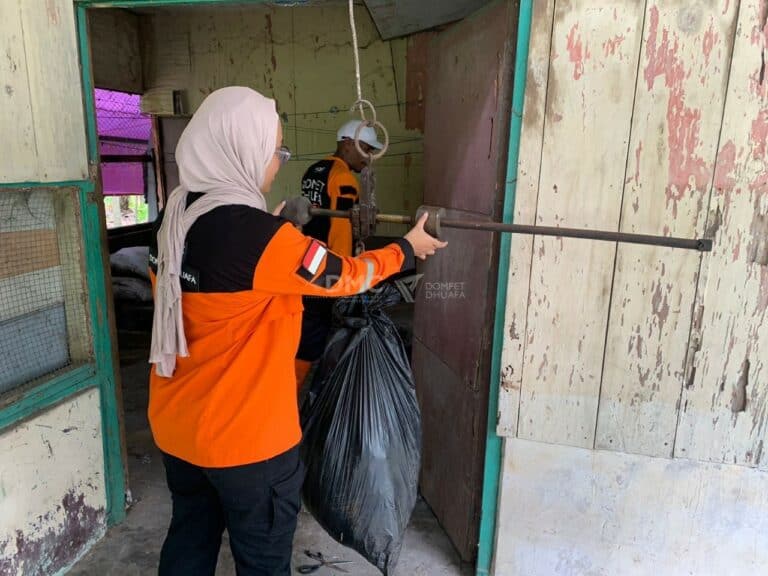 bersihsampahdipengungsiangununglewotobilakilaki5768x576 dompet dhuafa
