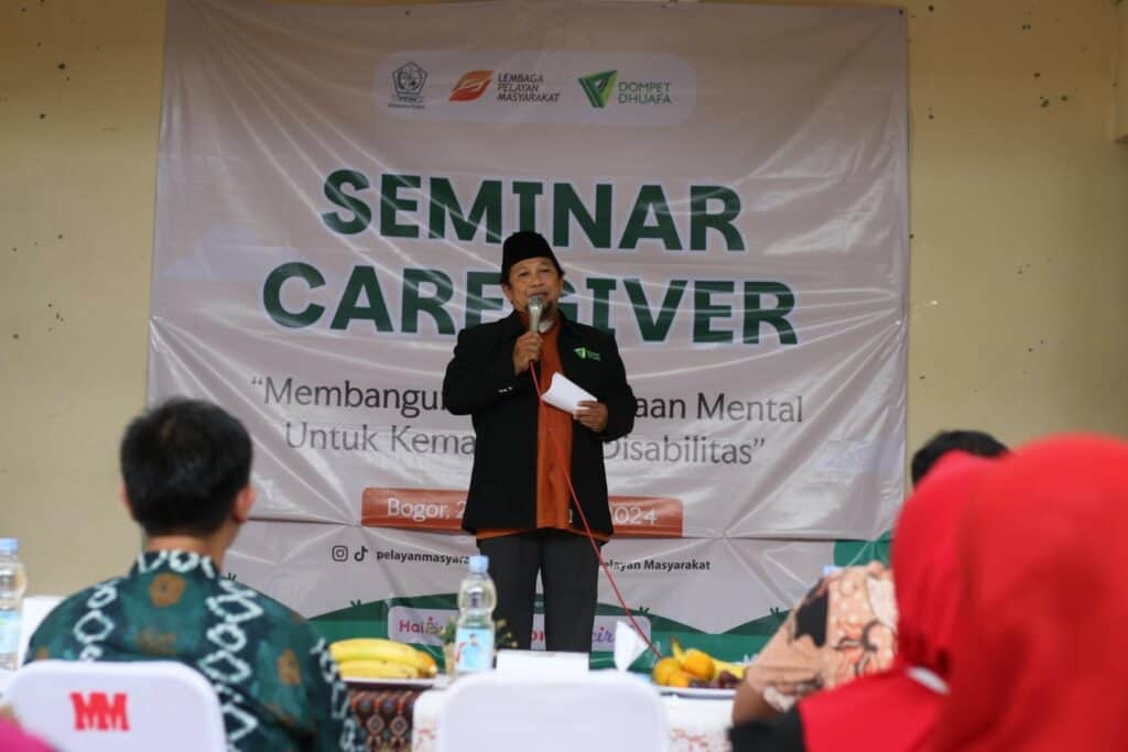 caregiver disabilitas5 dompet dhuafa Ahmad Shonhaji selaku Direktur Program Sosial, Kemanusiaan, dan Dakwah Dompet Dhuafa memberikan sambutan dalam Seminar Caregiver yang diselenggarakan oleh LPM Dompet Dhuafa di Citeureup, Kab. Bogor, Kamis (28/11/2024).