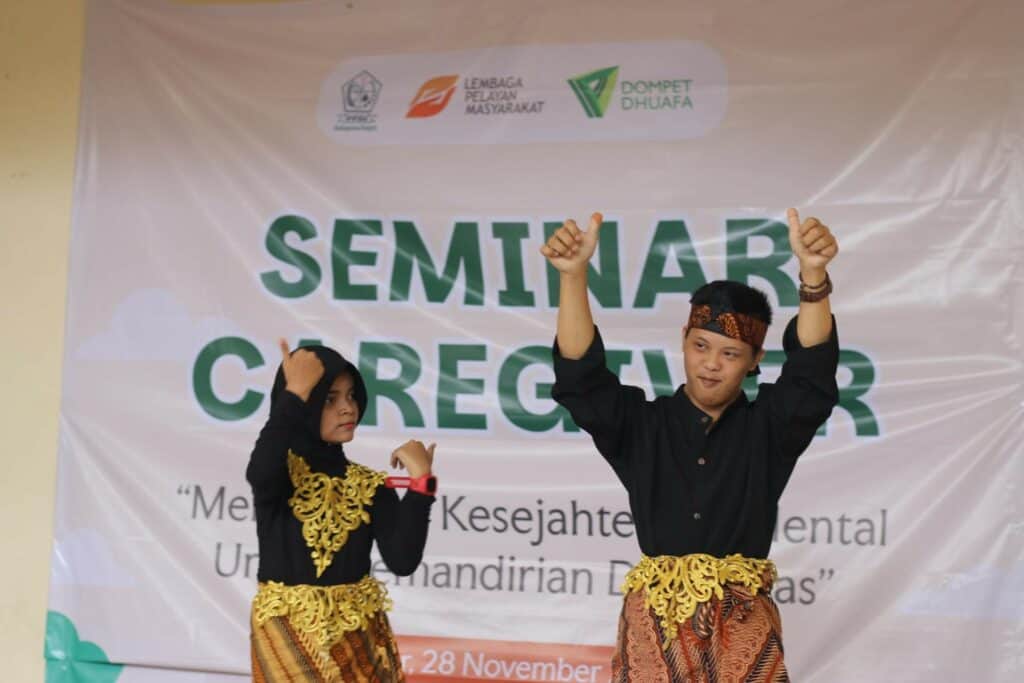 caregiver disabilitas6 dompet dhuafa Unjuk bakat anak-anak disabilitas dalam Seminar Caregiver yang bertajuk “Membangun Kesejahteraan Mental untuk Kemandirian Disabilitas” dalam Seminar Caregiver yang diselenggarakan oleh LPM Dompet Dhuafa, pada Kamis (28/11/2024) di Citeureup, Kab. Bogor.
