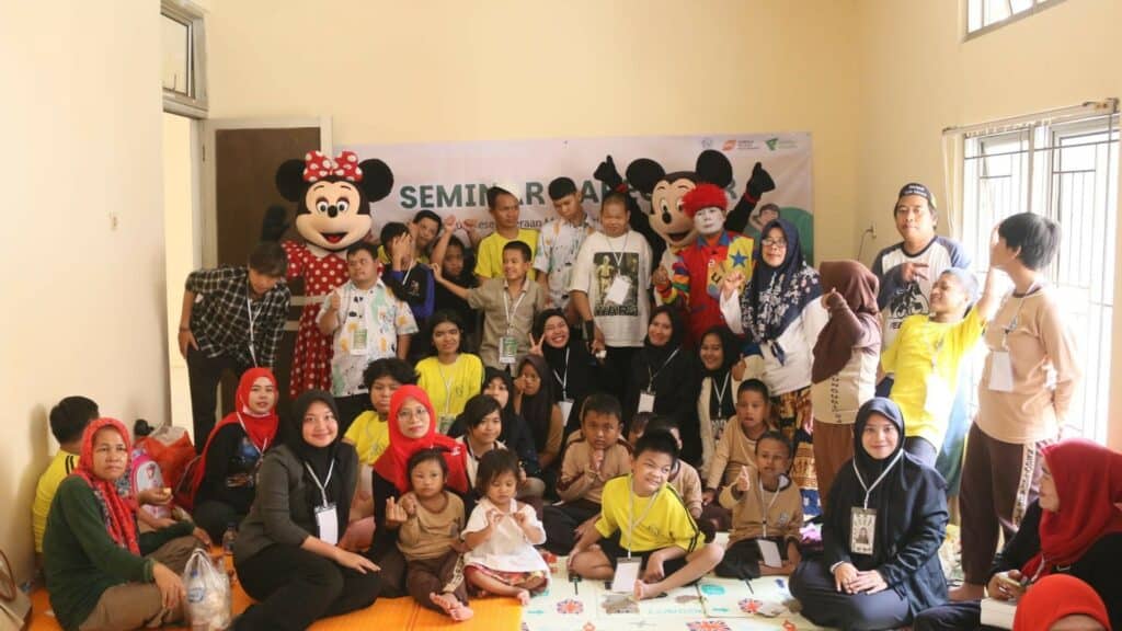 caregiver disabilitas7 dompet dhuafa Anak-anak disabilitas dengan penuh semangat mengikuti kegiatan prakarya melukis di atas tas kanvas, dilanjutkan dengan story telling dan pembacaan cerita dari tim Relawan Komunitas Merangkul dalam Seminar Caregiver yang diselenggarakan oleh LPM Dompet Dhuafa, pada Kamis (28/11/2024) di Citeureup, Kab. Bogor.