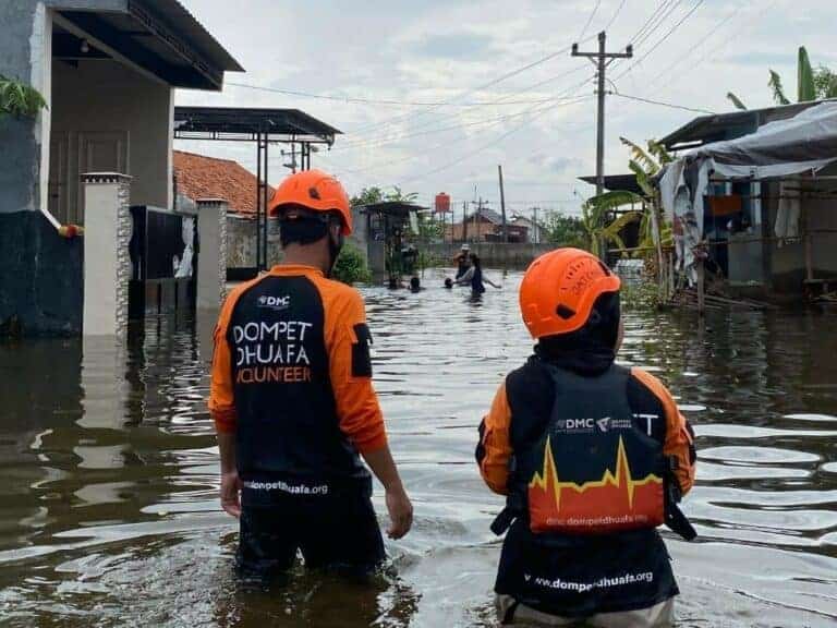 evakuasipenyintasbanjirpekalongan2768x576 dompet dhuafa