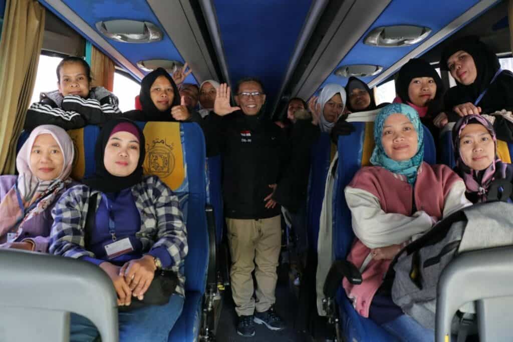 Duta Besar RI, Dr. Wajid Fauzi (tengah) memberangkatkan WNI pulang ke tanah air, Jumat (13/12/2024).