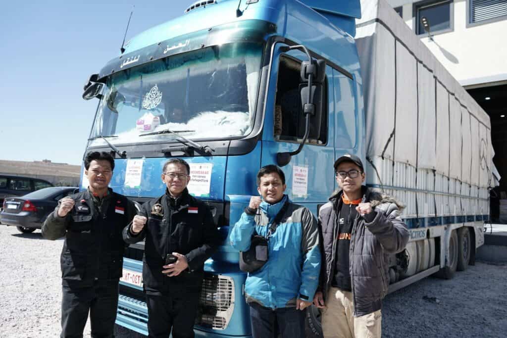 Tim kemanusiaan Dompet Dhuafa bersama Dubes RI di Suriah memberangkatkan truk berisi ribuah paket bantuan kemanusiaan untuk penyintas gempa Suriah, Jumat (31/3/2023).