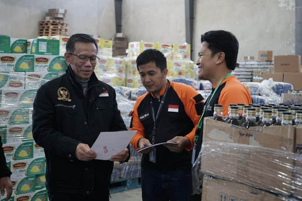 Dubes RI di Suriah, Wajid Fauzi (kiri) turut mendampingi Tim Kemanusiaan Dompet Dhuafa mengemas ribuan paket bantuan untuk penyintas gempa Suriah, Jumat (31/3/2023).