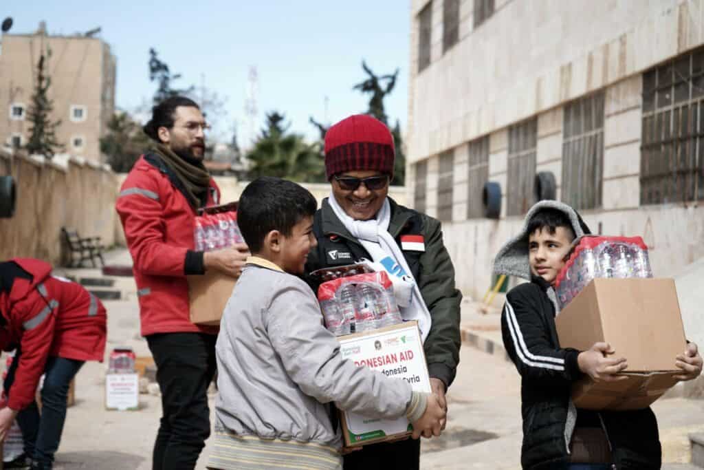 Tim kemanusiaan Dompet Dhuafa membagikan paket-paket bantuan kemanusiaan untuk penyintas gempa di Aleppo, Suriah, Jumat (31/3/2023).