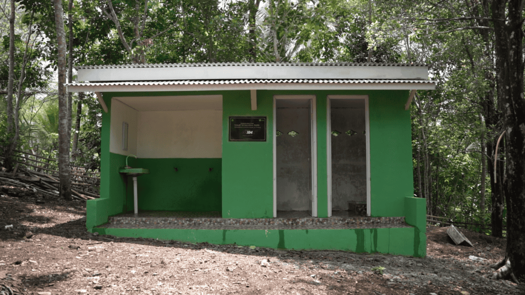 fasilitas baru mi auladul fajri2 dompet dhuafa Toilet, wastafel, dan tempat wudu yang sudah berdiri kokoh hasil kolaborasi Dompet Dhuafa dan XM Indonesia.