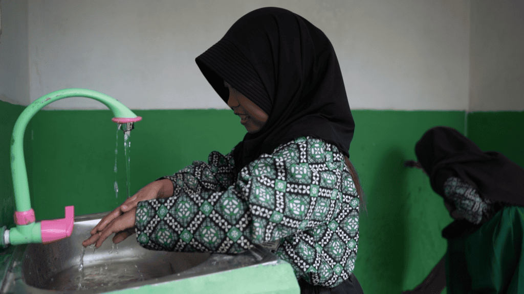 fasilitas baru mi auladul fajri5 dompet dhuafa Siswi MI Auladul Fazri tengah mencuci tangan dan berwudhu, mereka sangat antusias karena mendapat akses air dan kebersihan lebih mudah.