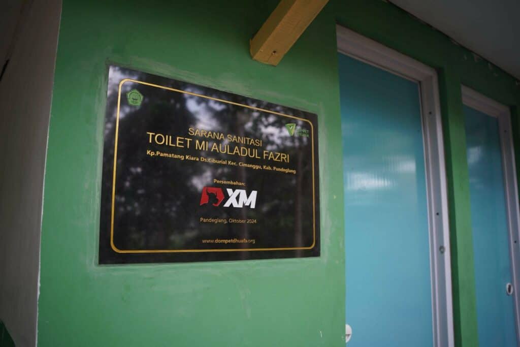 fasilitas baru mi auladul fajri5 dompet dhuafa Menggandeng Dompet Dhuafa, XM Indonesia melalui kolaborasi CSR mendirikan sarana sanitasi Toilet di MI Auladul Fazri, Pandeglang, yang diresmikan pada Desember 2024