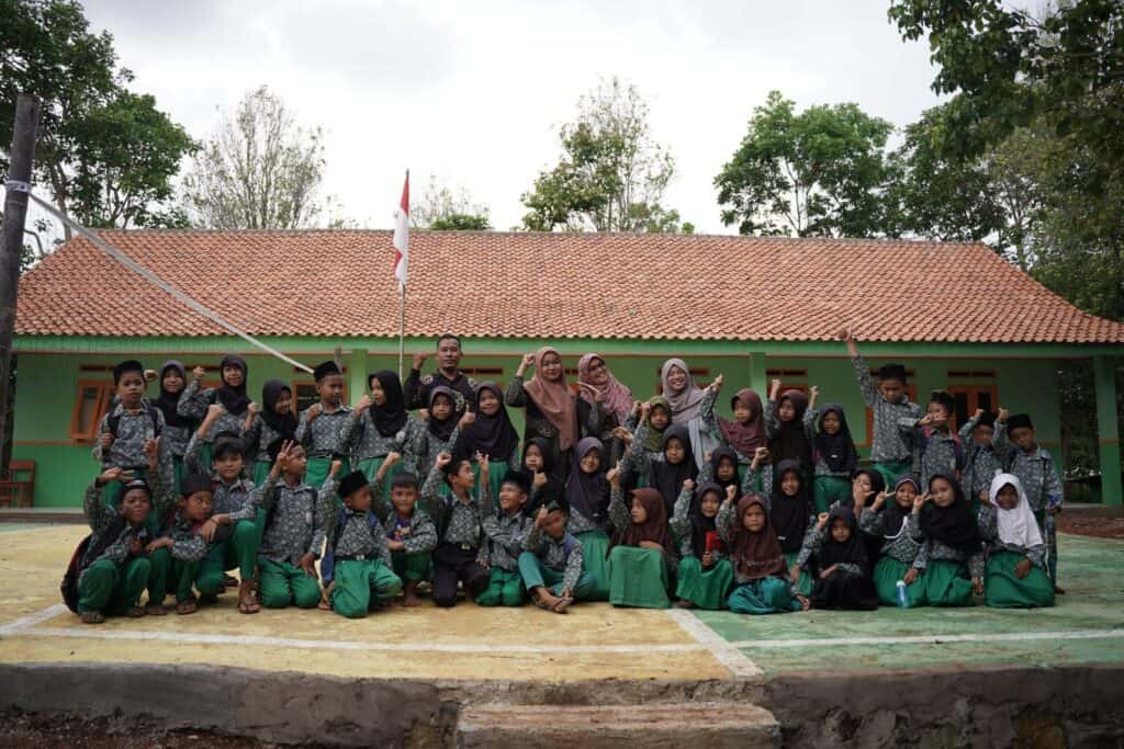 fasilitas baru mi auladul fajri6 dompet dhuafa Kebahagiaan siswa siswi MI Auladul Fazri mendapat fasilitas toilet dan saranan sanitasi lainnya.