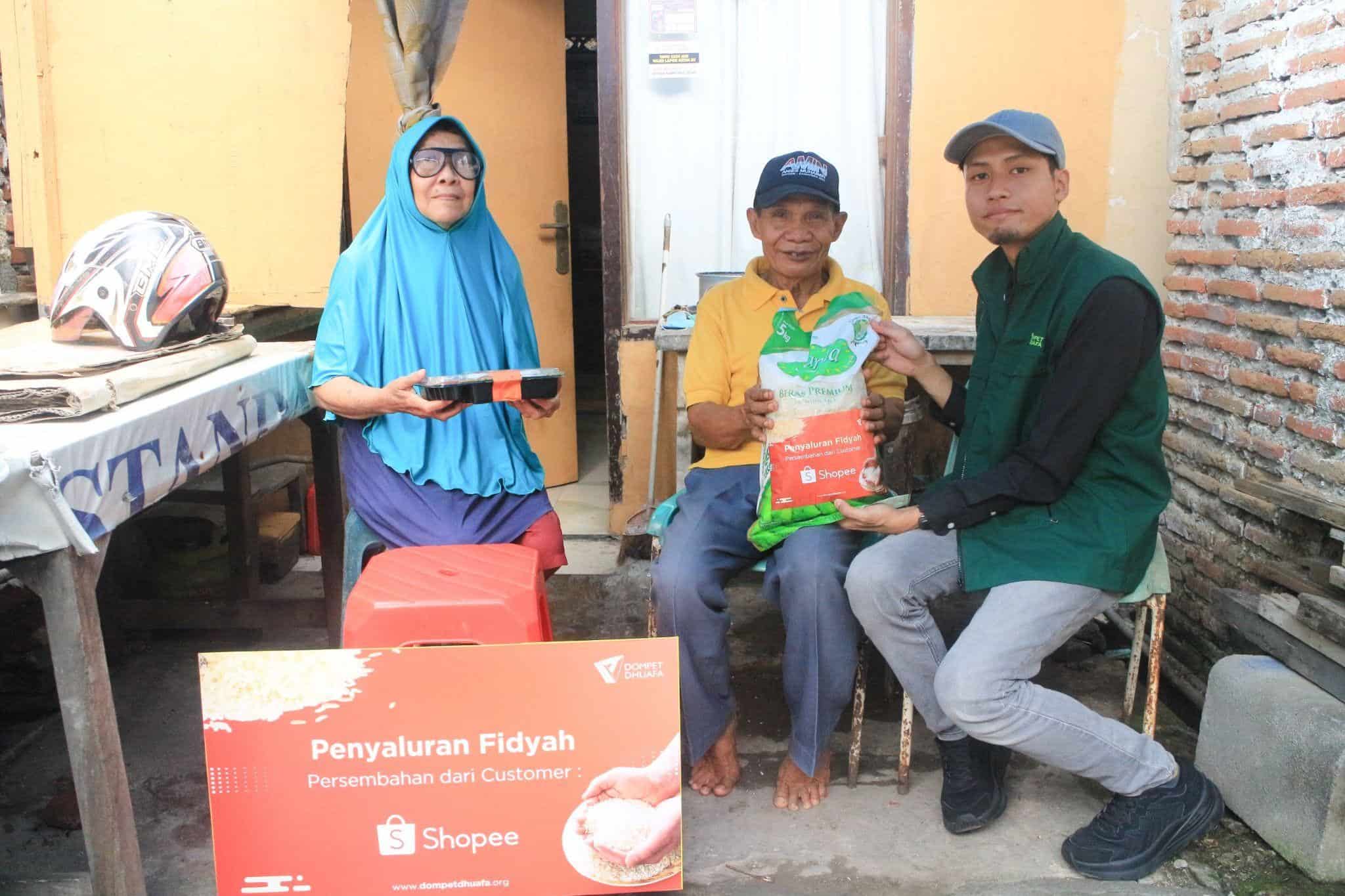 fidyah hapus resah1 dompet dhuafa Penyaluran bantuan fidyah di Warung Gratis Surabaya oleh Dompet Dhuafa dari pelanggan Shopee pada Kamis (21/11/2024).