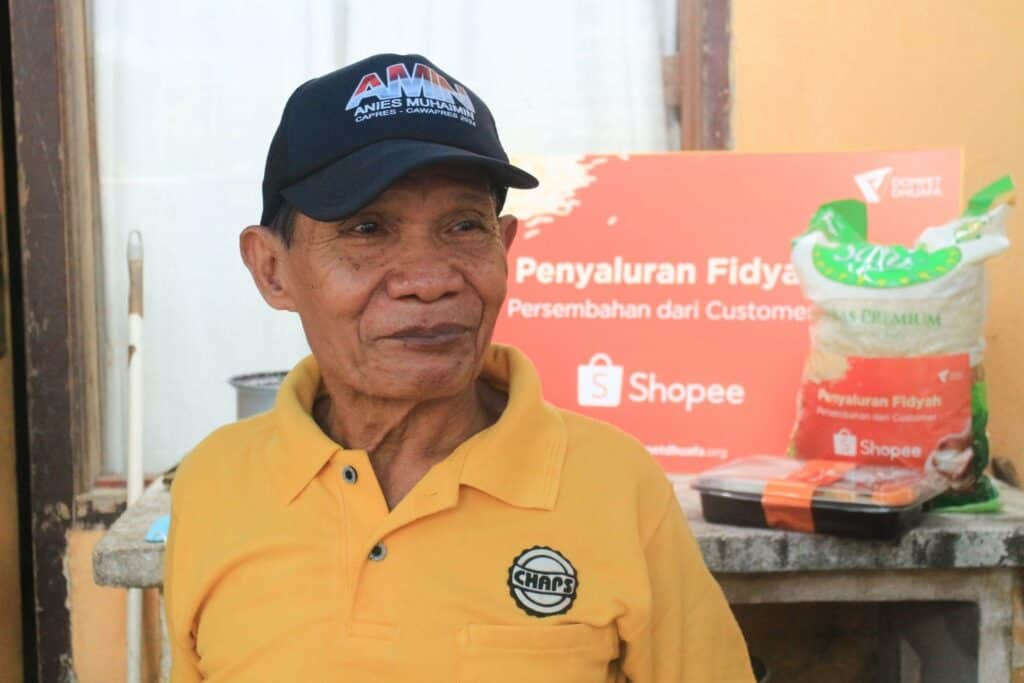 fidyah hapus resah2 dompet dhuafa Sodiq (72), penerima manfaat fidyah Dompet Dhuafa dan Shopee yang hidup di sebuah rumah kecil di pinggir jalur tol Surabaya-Gempol.