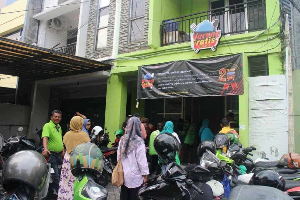 fidyah hapus resah3 dompet dhuafa Penyaluran bantuan fidyah di Warung Gratis Surabaya oleh Dompet Dhuafa dari pelanggan Shopee pada Kamis (21/11/2024).